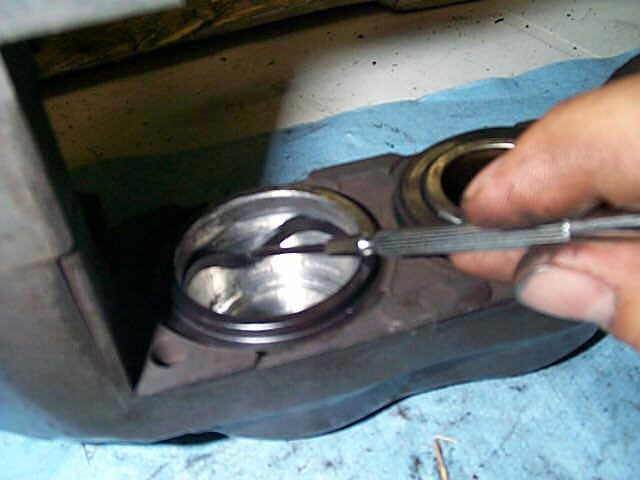 Piston seal removal